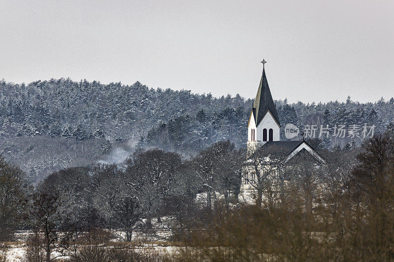 教堂和霜冻的森林