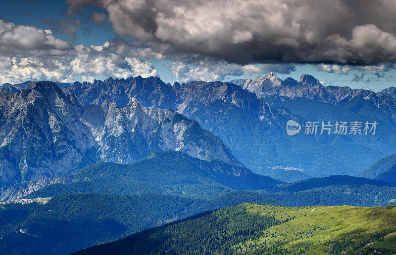 尖锐的垂直的卡尼阿尔卑斯山岩石面皮亚韦山谷意大利