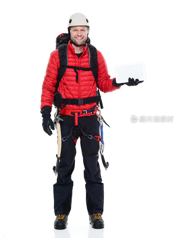 男性攀冰者使用科技