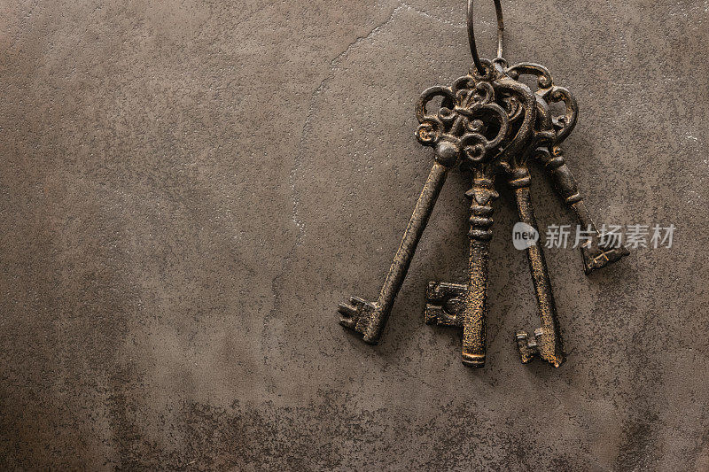 古董钥匙上的旧钢金属纹理背景