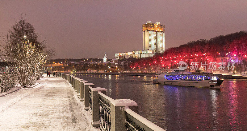 莫斯科。俄罗斯。冬天冰雪覆盖的城市景观。