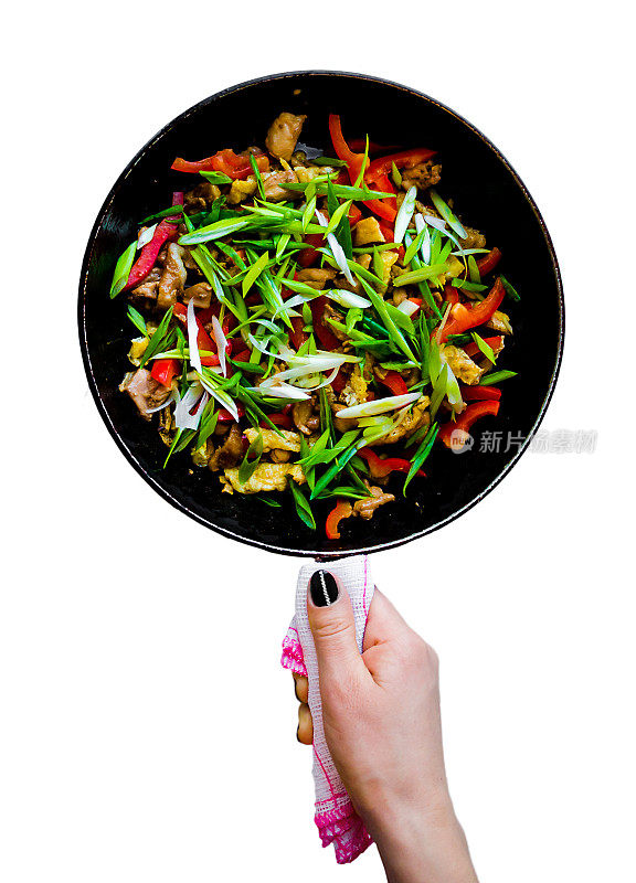 在白底上用平底锅煎炸的肉、蔬菜、中餐