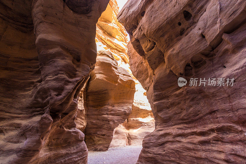 美丽的沙漠地质形成，多彩的砂岩峡谷行走路线