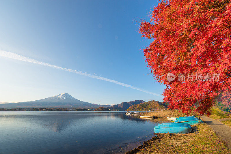 富士山川口湖的皮划艇