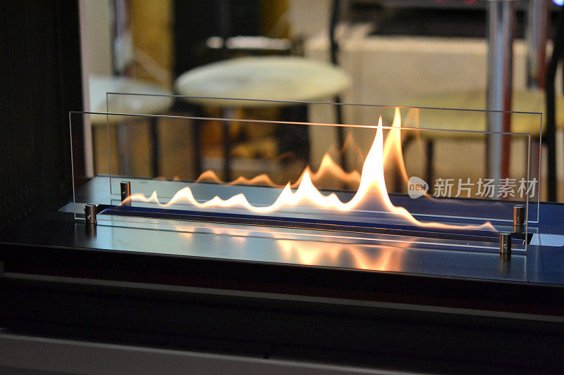 生物壁炉用乙醇气体燃烧。当代山生物燃料
