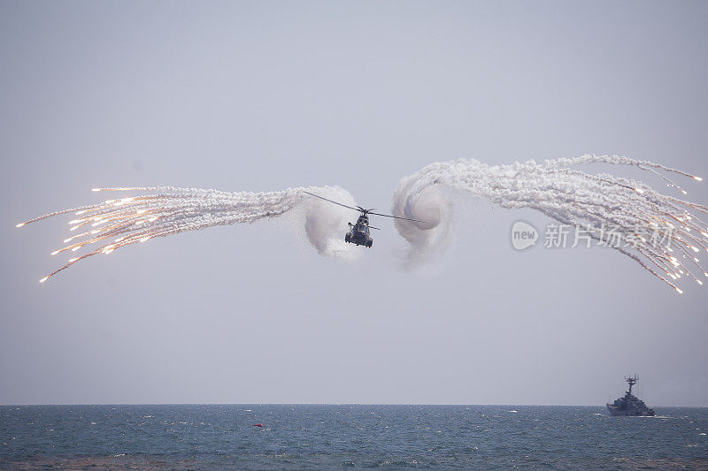 罗马尼亚海军直升机发射诱饵信号弹