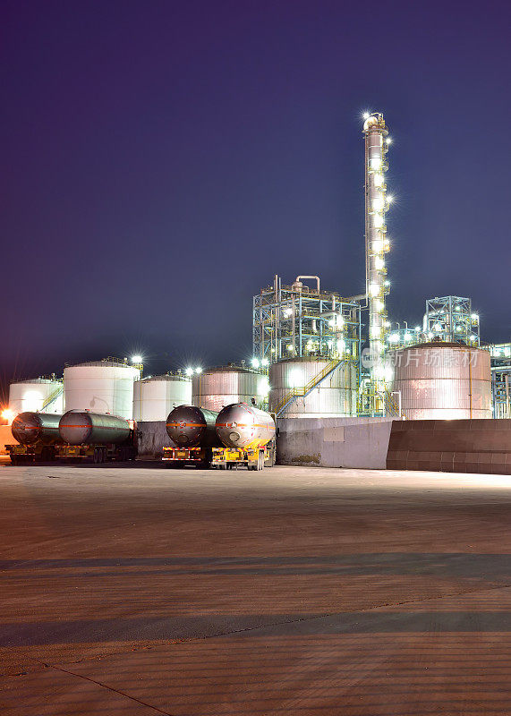 傍晚炼油厂的背景是油罐车