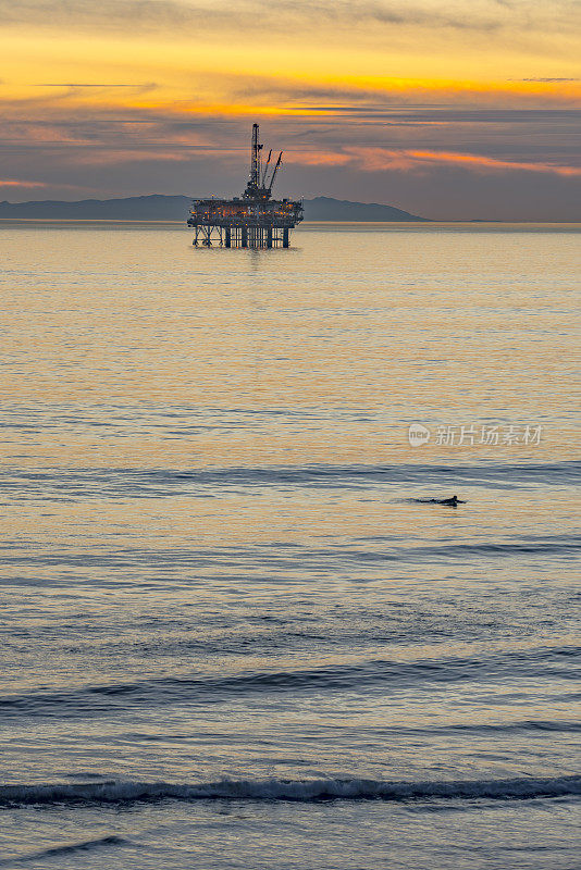 加州亨廷顿海滩的石油钻井平台