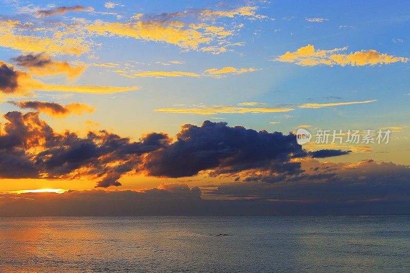 田园诗般的海滩在金色日落-蒙特哥湾-牙买加，加勒比海