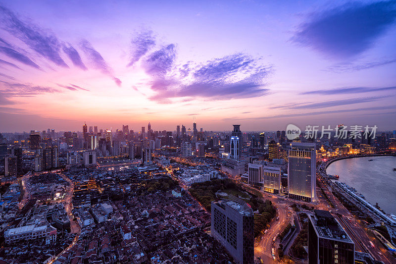 夕阳下的上海天际线