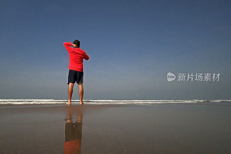 大海前面的人