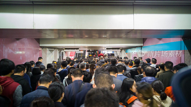 北京地铁1号线“西单”转运站，人潮拥挤。