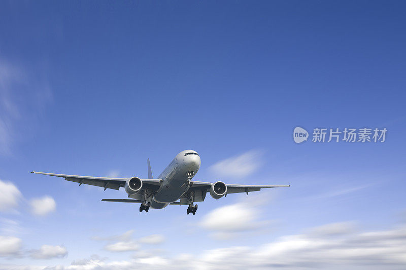 一架飞机在天空中的放大图像。东京,日本