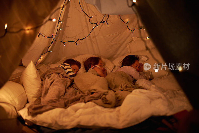 睡在我们想象中的帐篷里