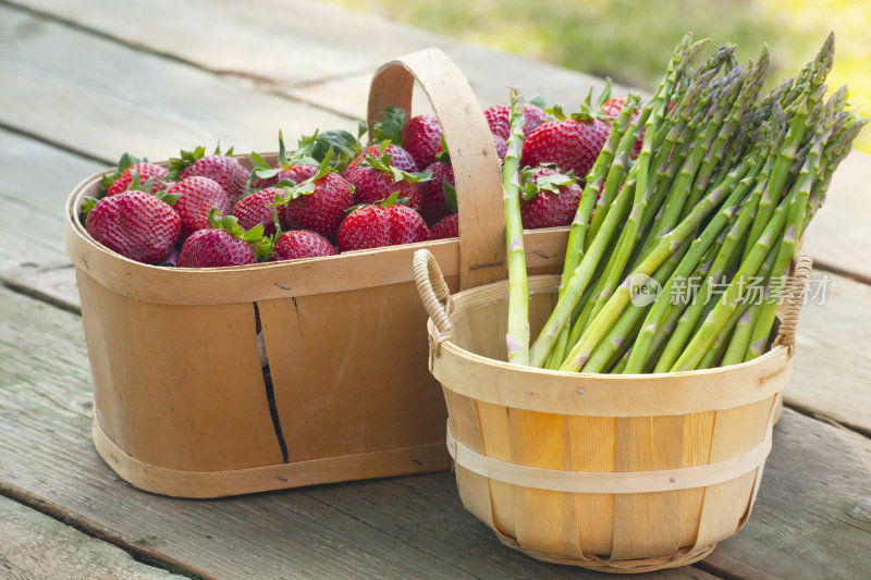 篮子里的草莓和芦笋