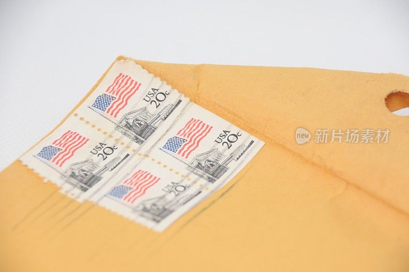 一个白色背景上有美国邮票的旧信封