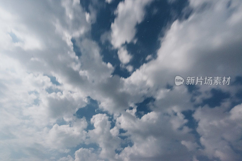 月光下的Cloudscape