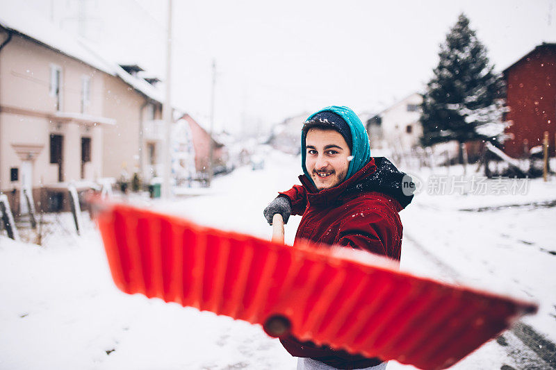 拿着雪铲的男人