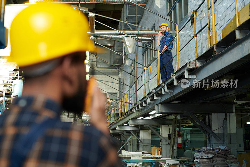 内容是年轻的工厂工人穿着制服在工业车间工作，在收音机上谈论生产问题