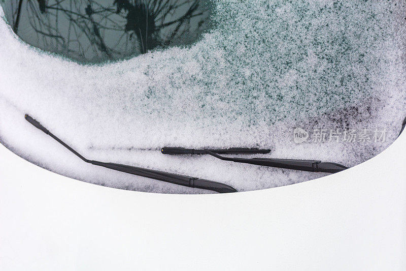 汽车前窗上的雪正在融化