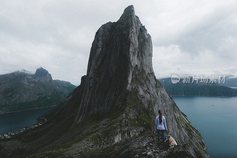 一个女人和一只狗在挪威的塞格拉山徒步旅行