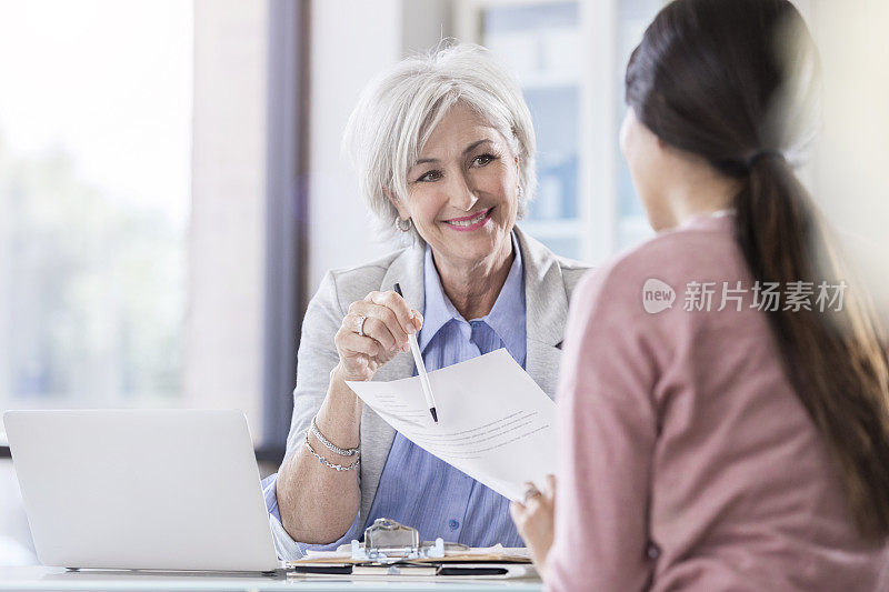 一位女性心理健康专家要求签名