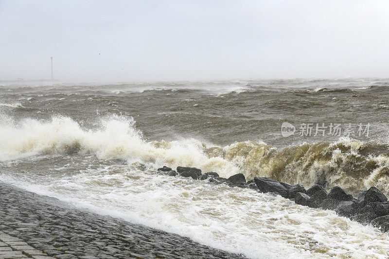 暴风雨中海浪冲击着IJsselmeer的堤坝