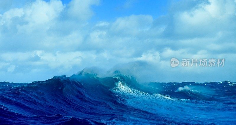 风大浪急的海面