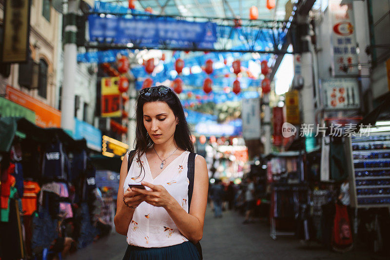 年轻的旅行者女人走在吉隆坡唐人街区