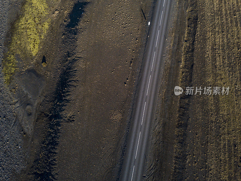 冰岛火山景观的单车道公路