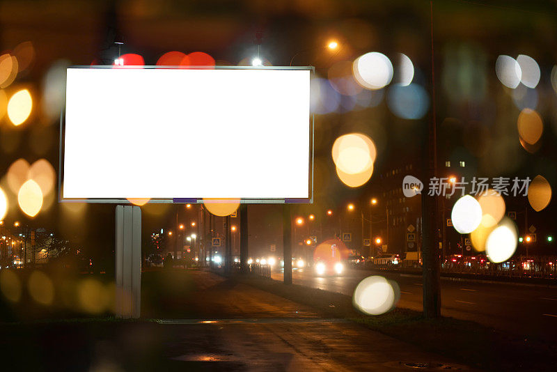 广告广告牌模型。夜晚城市里闪烁的广告标志。路边的大广告牌。在新年前景计划上发光的散景效果。