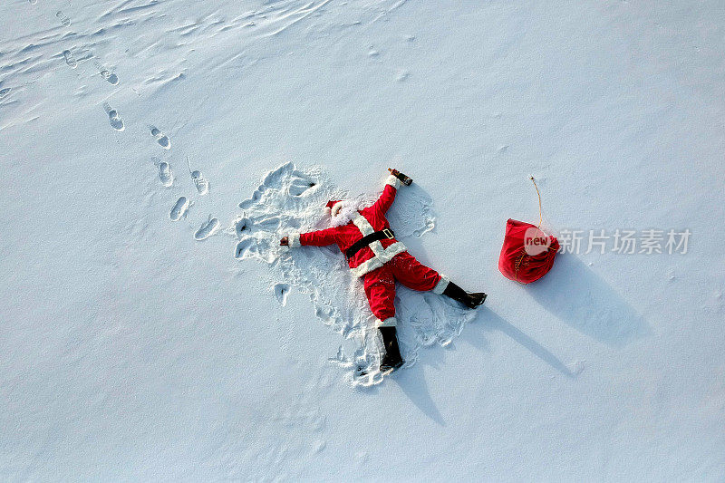 喝醉了的圣诞老人躺在雪地上