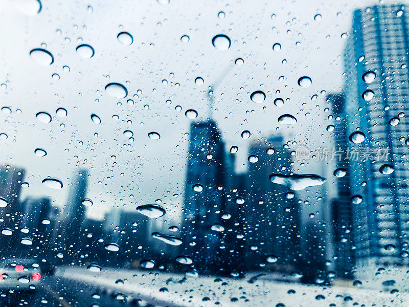 在一个雨天驾驶着迪拜的道路