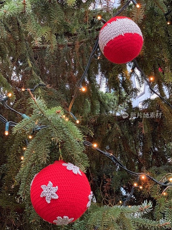 挂在冷杉树上的编织的圣诞装饰物