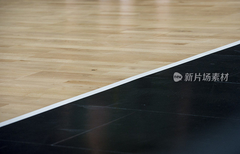 木地板篮球竞技场。体育馆木地板，室内木地板，体育馆球场
