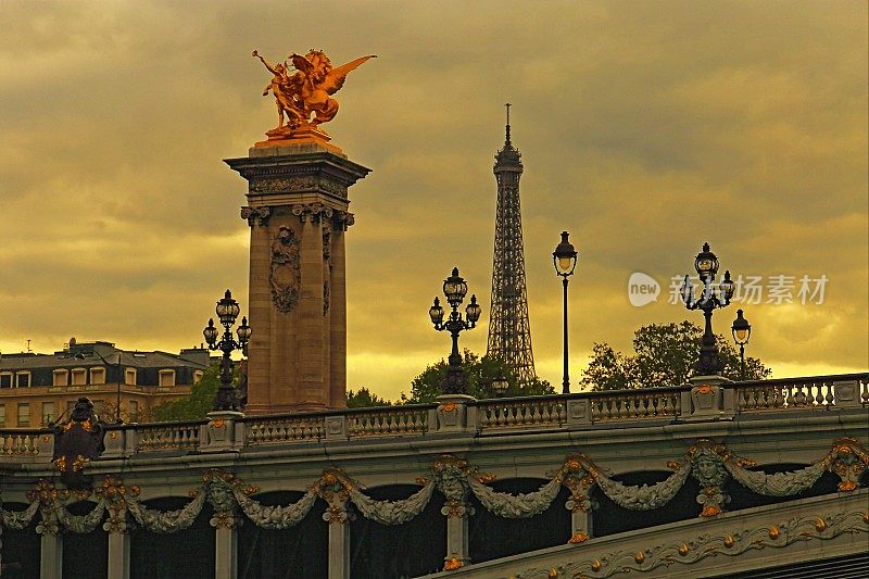 法国巴黎，亚历山大三世桥上的埃菲尔铁塔