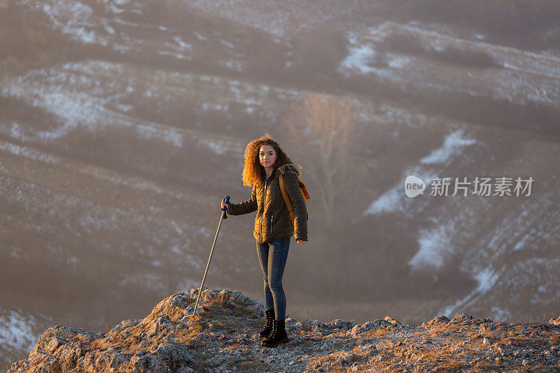 快乐的旅行者女人站在山上