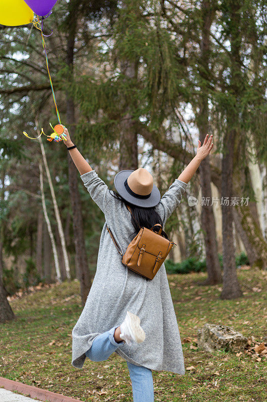 让我们自由和快乐