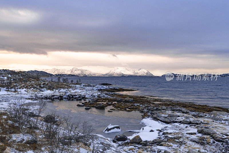 从挪威Vesteralen的Langøya看哈德塞勒亚岛的日落