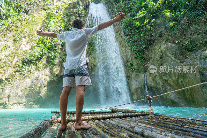 年轻人拥抱美丽的瀑布