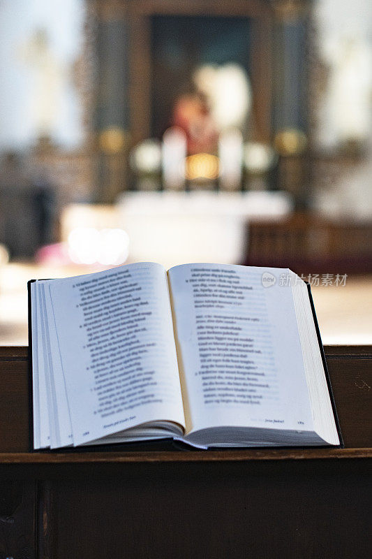 书在教堂前面如画的祭坛