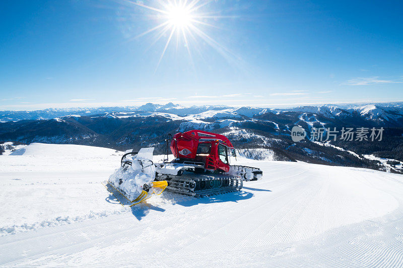 现代的红色雪清理多余的雪从滑雪道