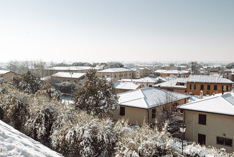 冬天有雪的屋顶