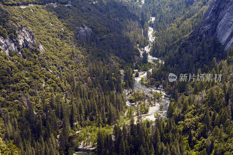 默塞德河旁蜿蜒通往约塞米蒂山谷的路