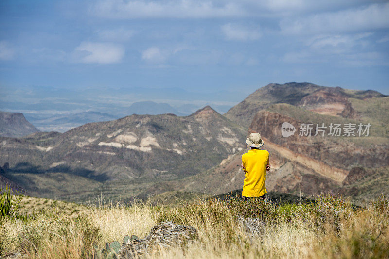 戴着一顶帽子的男人，看起来像是德克萨斯州的风景