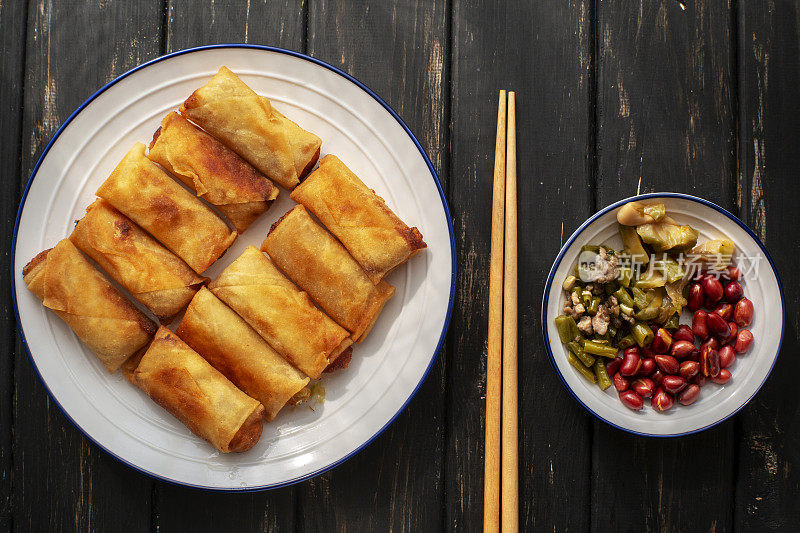 中式早餐:炸春卷、粥和泡菜