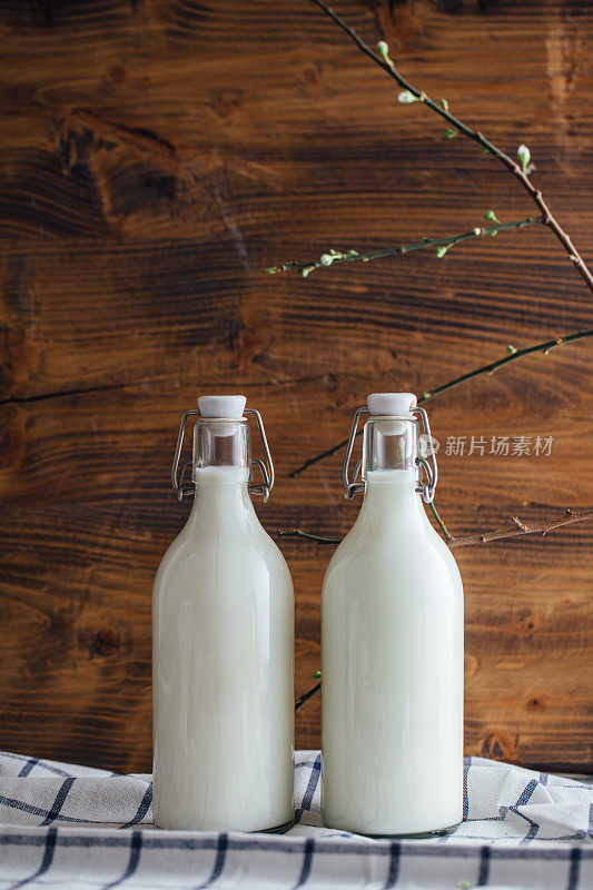 木背景上的牛奶瓶