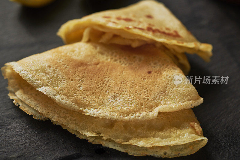 折叠煎饼的特写。