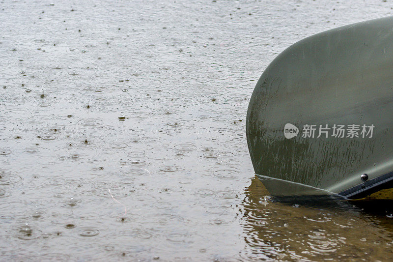 垂钓湖上的倾盆大雨