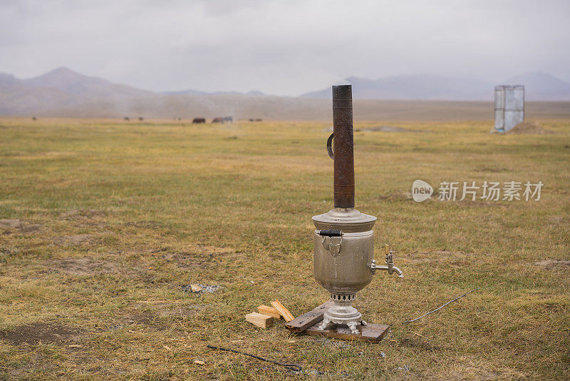 在吉尔吉斯斯坦的松库尔湖，茶壶作为传统的用于烧水和厕所的公用设施。